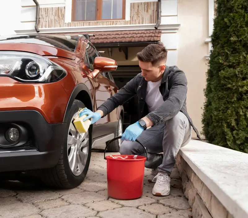 Lavage auto à domicile Ruoms : professionnel intervenant sur un véhicule
